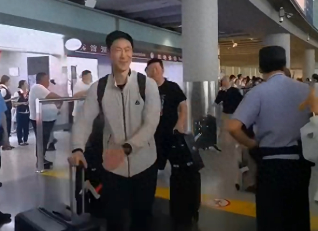 半岛体育-国乒落地北京全队洋溢笑容！梁靖崑两儿子接机 王楚钦仍一脸疲惫|梁靖昆|王励勤|男团|决赛|女团_新浪体育_新浪新闻